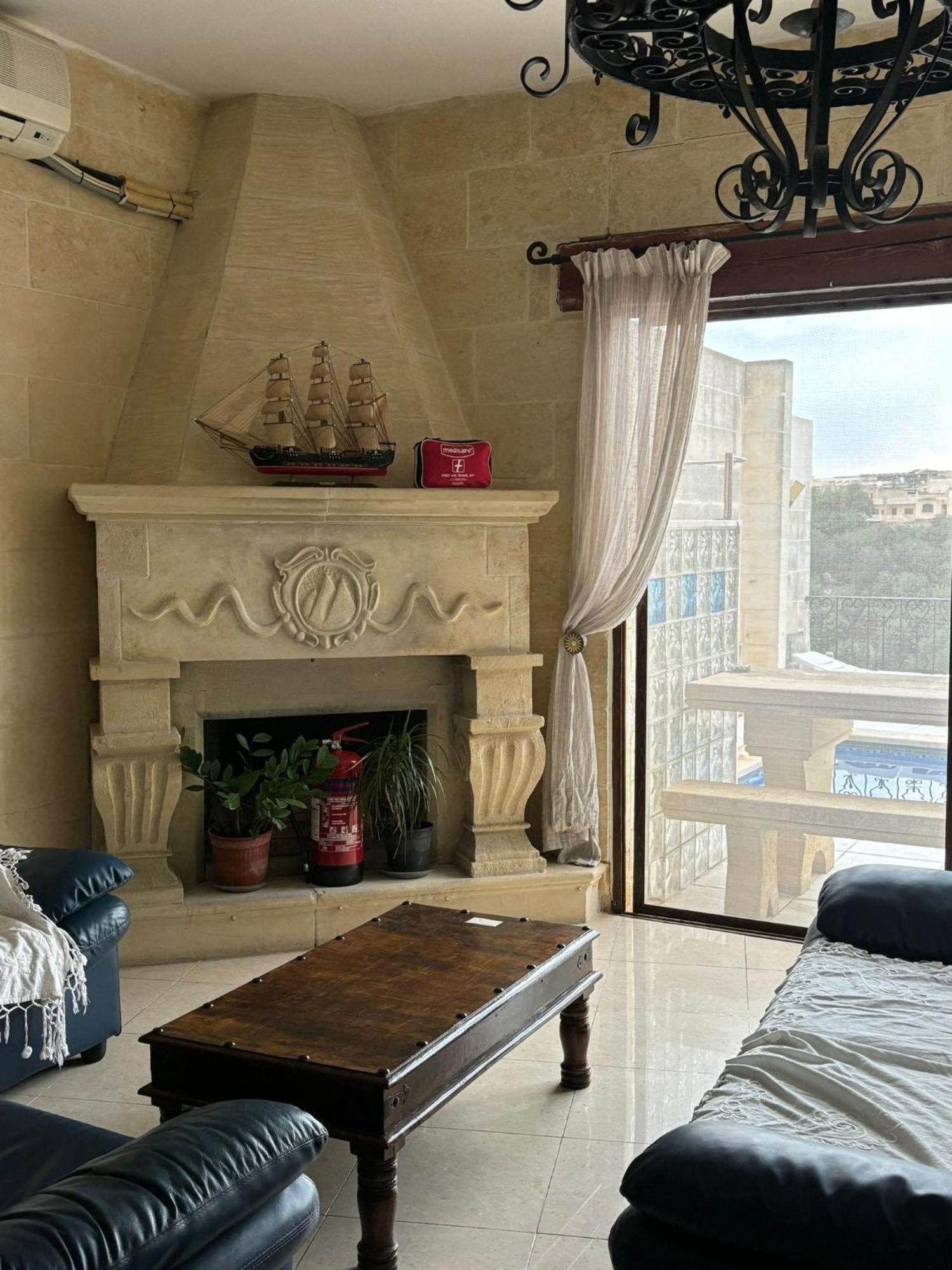Gozo Island Escape Sleeps 4 With Private Bathroom Ghajn il-Kbira  Dış mekan fotoğraf