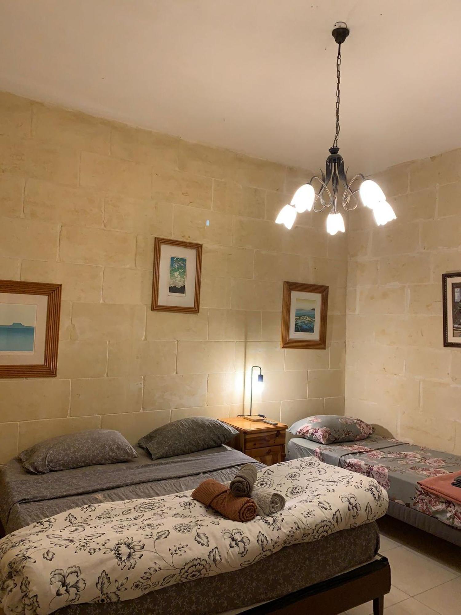 Gozo Island Escape Sleeps 4 With Private Bathroom Ghajn il-Kbira  Dış mekan fotoğraf