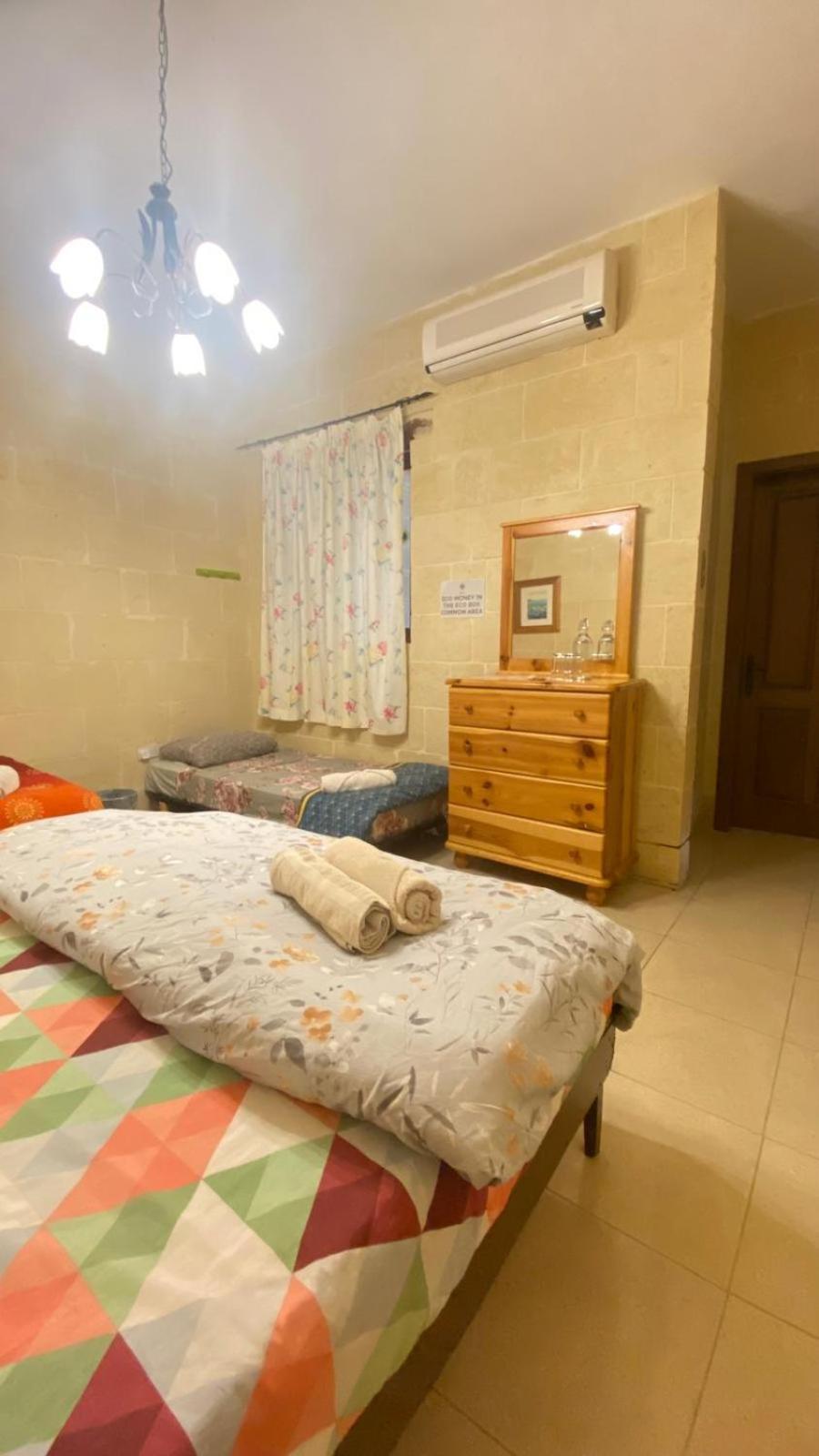 Gozo Island Escape Sleeps 4 With Private Bathroom Ghajn il-Kbira  Dış mekan fotoğraf